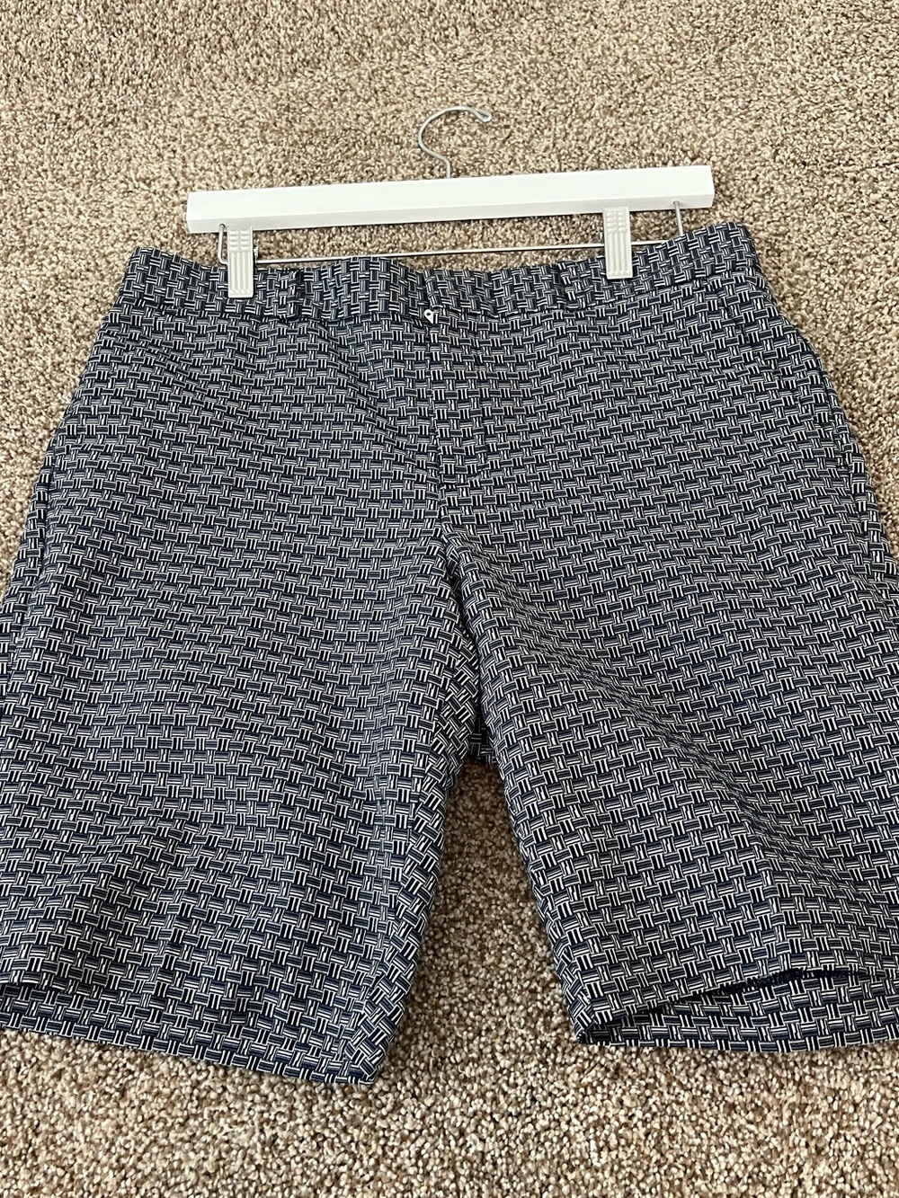 NWOT banana republic navy and white patterned shorts. Size 8. Bermuda length.